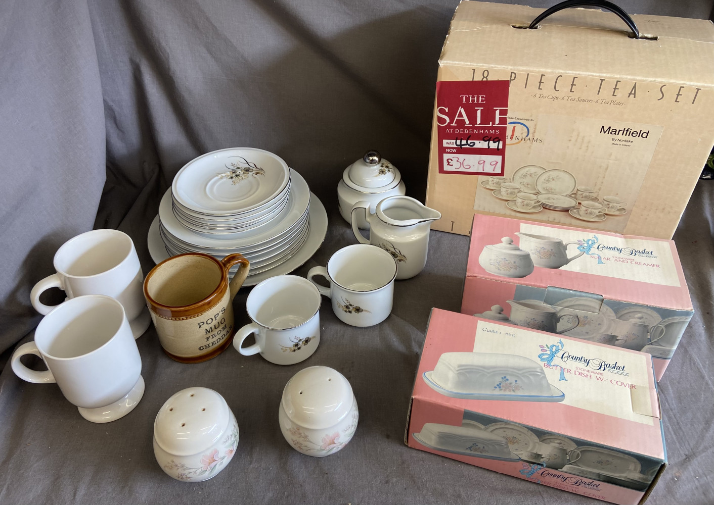 Kitchenware, plates and teaset
