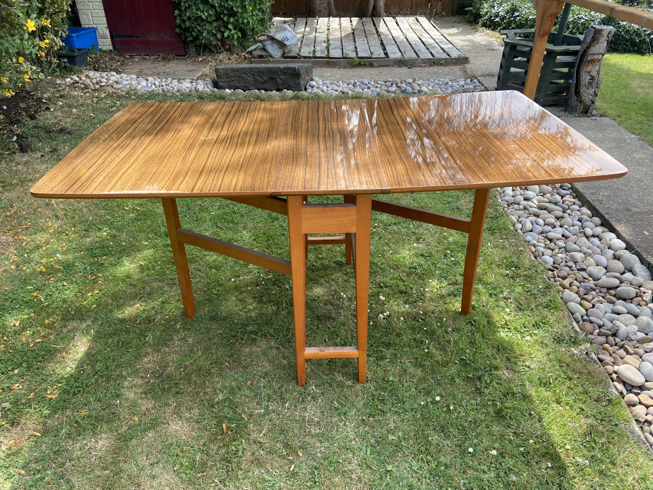 Folding drop leaf table