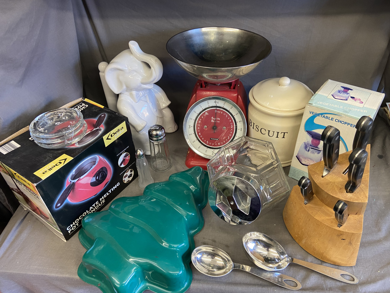 Mixed lot of Kitchen items inc set of Viners Knives