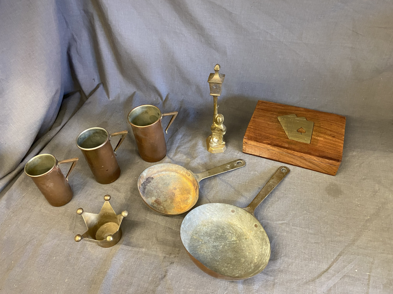 Copper and brass items inc miniature copper pans and measuring copper cups