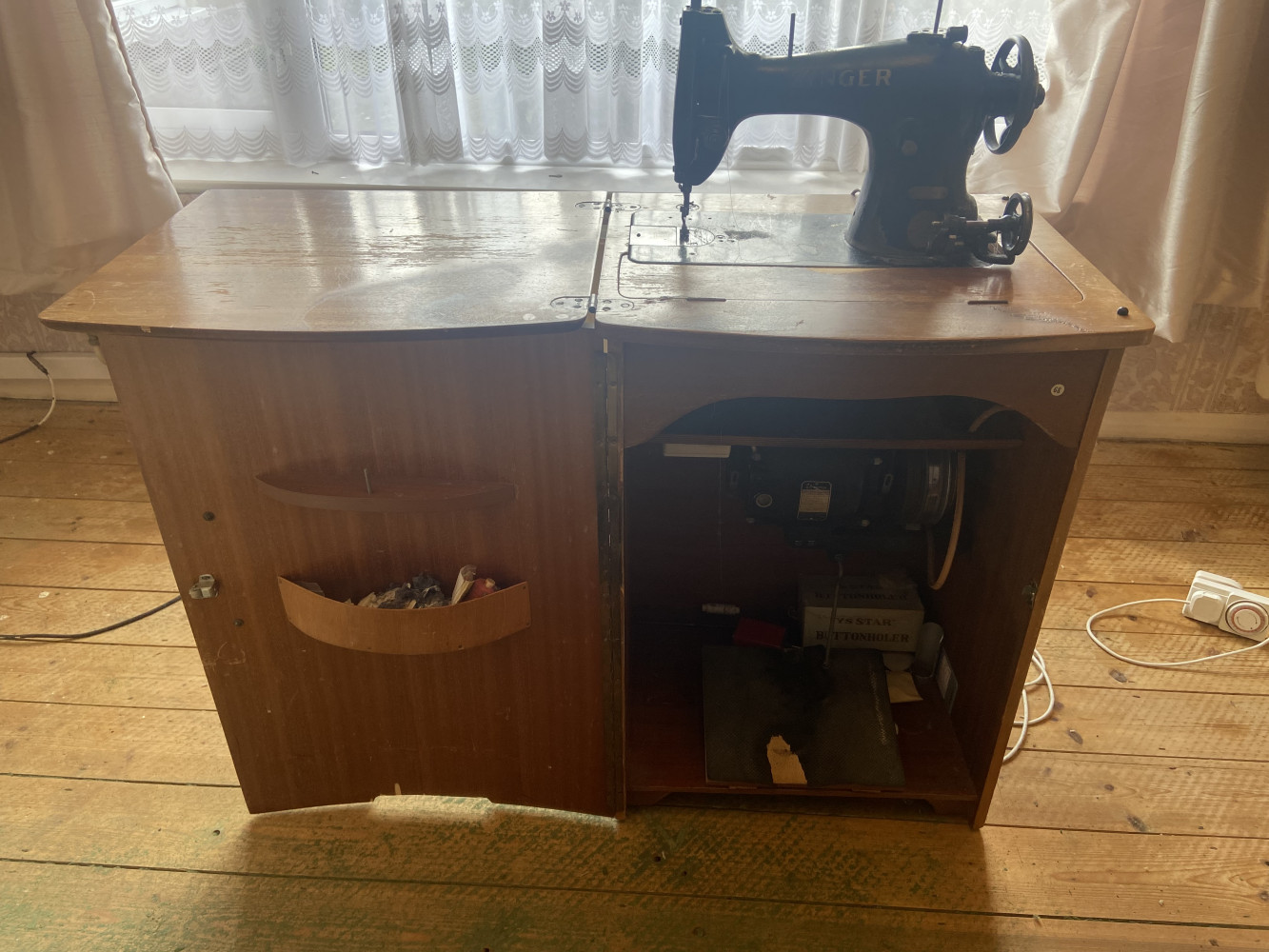 Working Singer Sewing Machine in case with YS Buttonholer