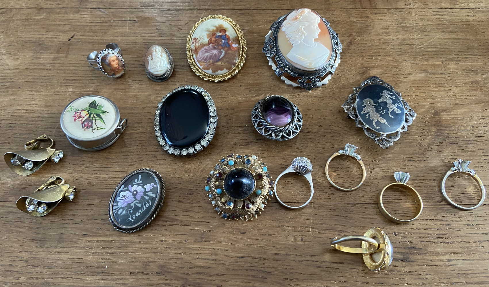 broaches, dress rings and other assorted costume jewellery items