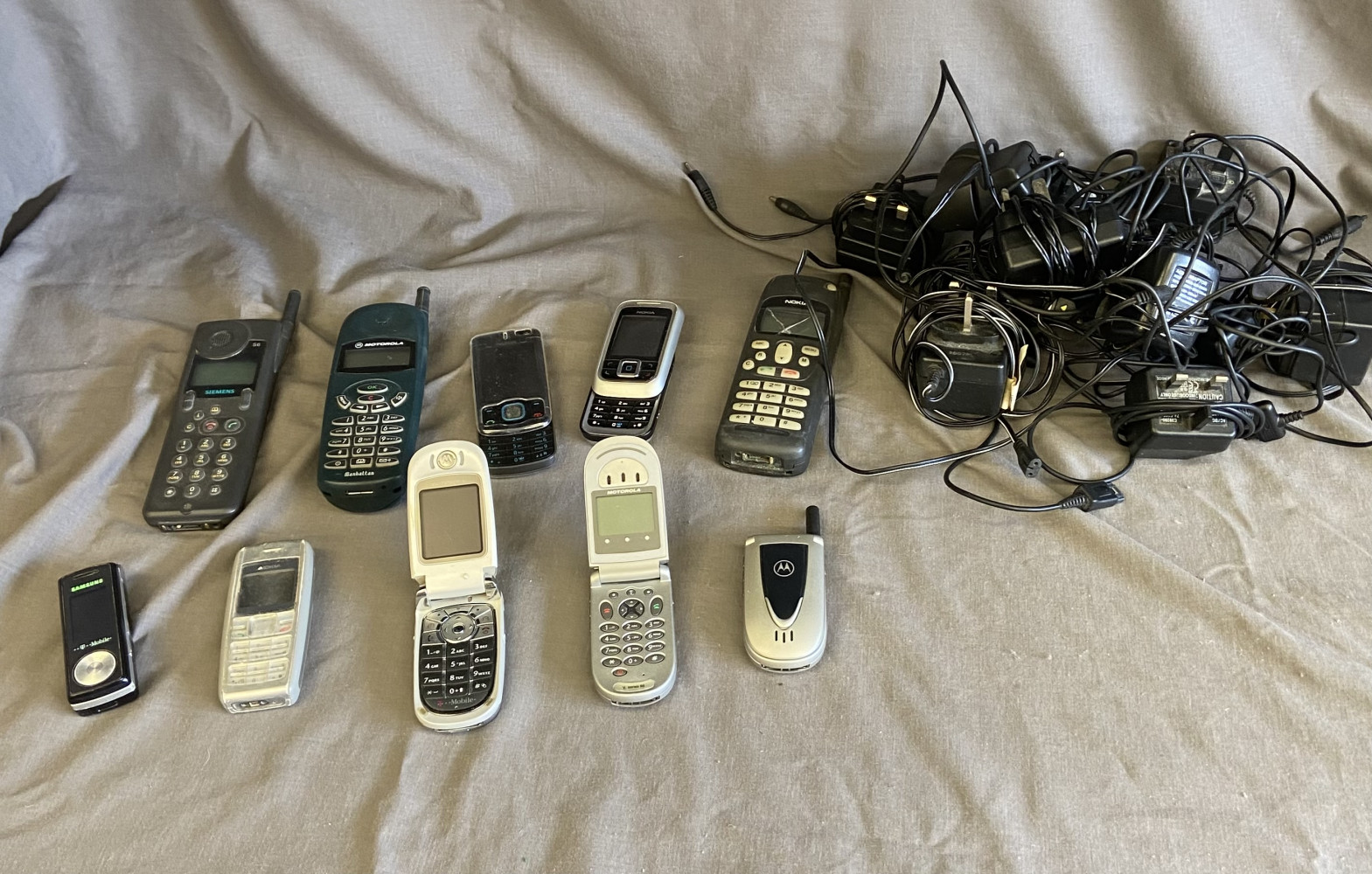 10 Classic mobile phones and chargers