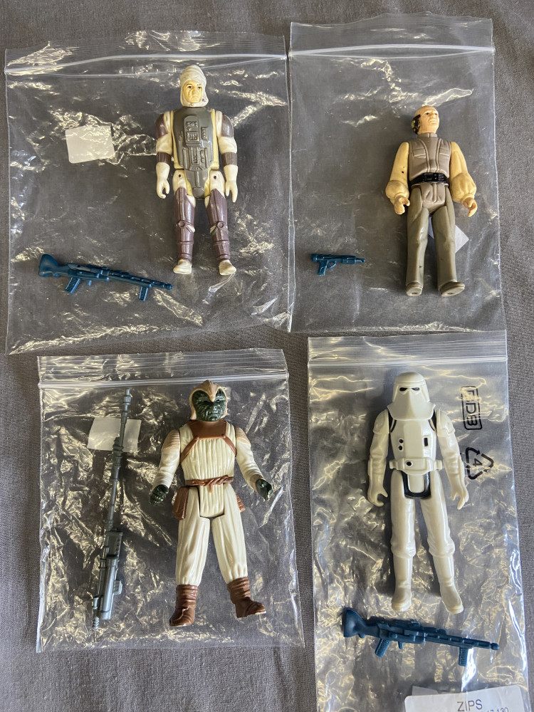 4 Star Wars figures with weapons