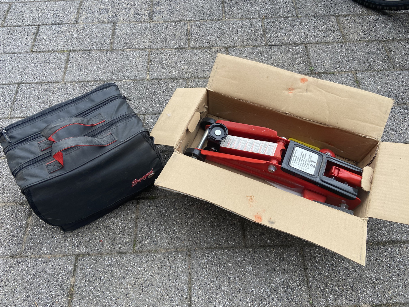 As new 2 tonne car Jack and car kit inc cleaning products