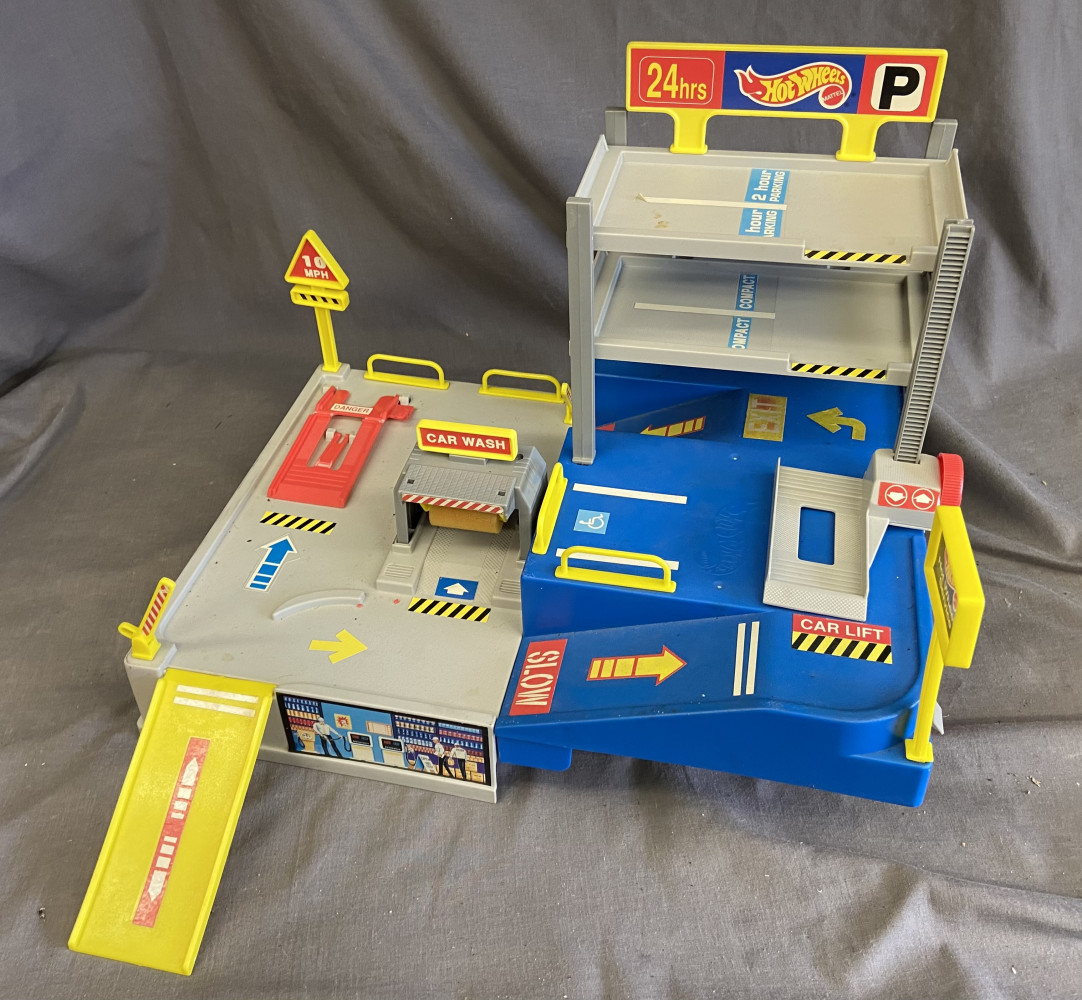 Vintage hotwheels folding garage