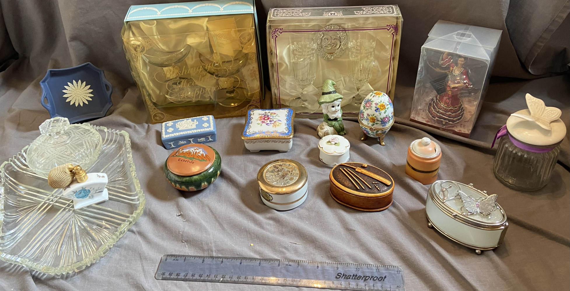 Mixed trinket boxes and presentation glasses