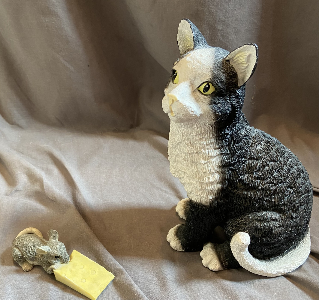 Cat and mouse figures