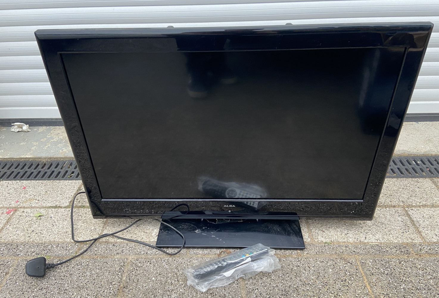 TV with built in freeview and remote