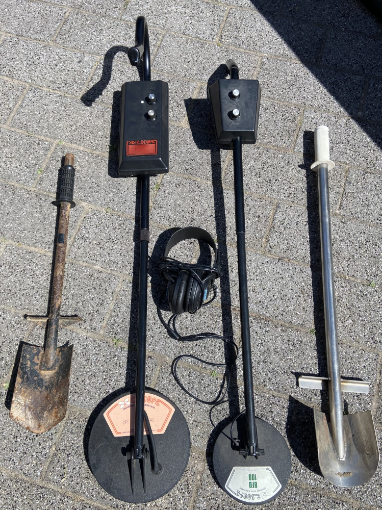 Set of Metal Detectors and kit
