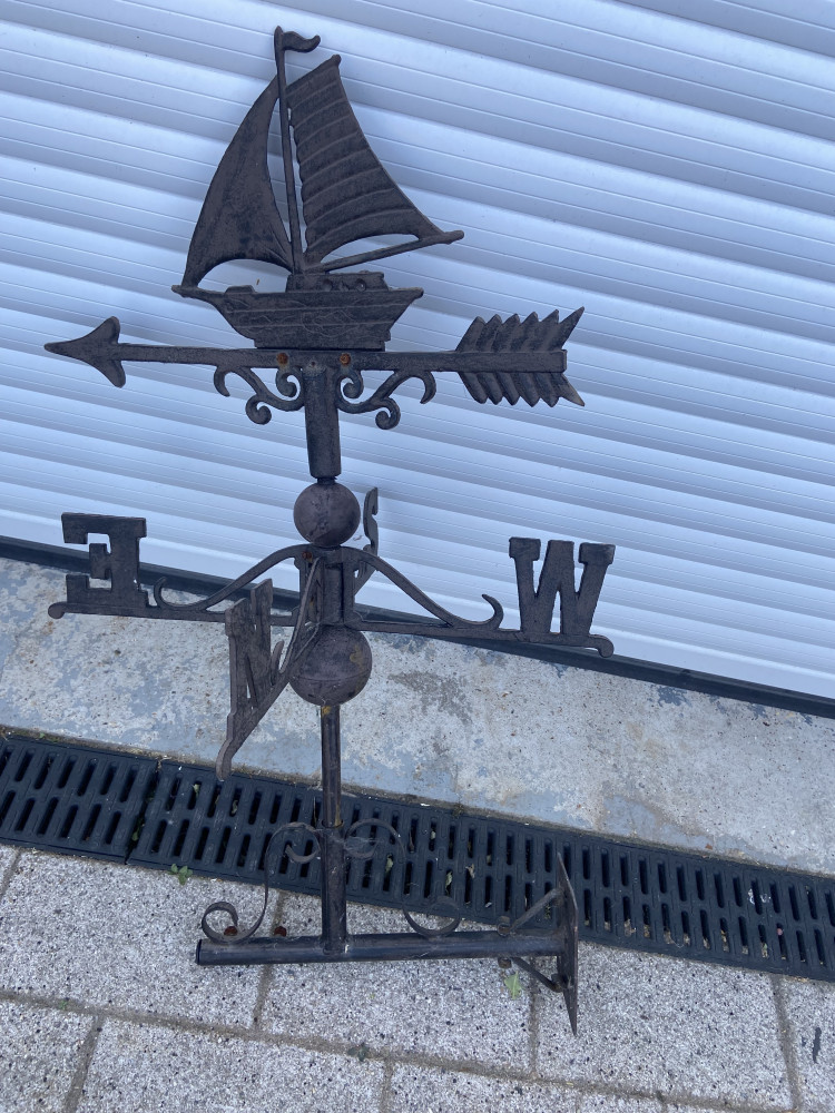 Wall mounted weather vein