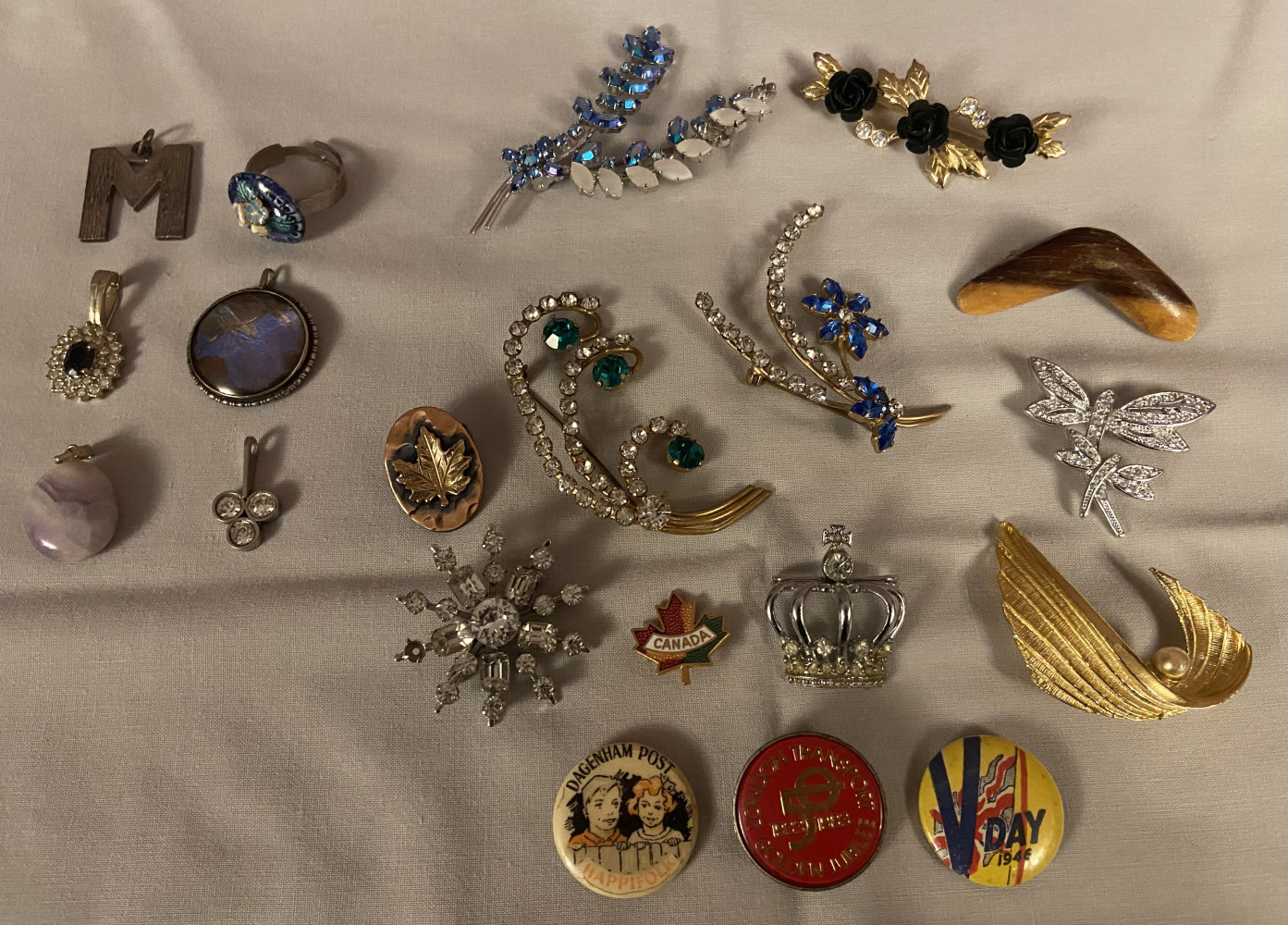Broaches, pendants and other mixed jewellery