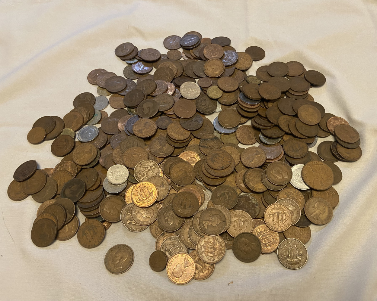 Huge lot of mainly vintage copper coins