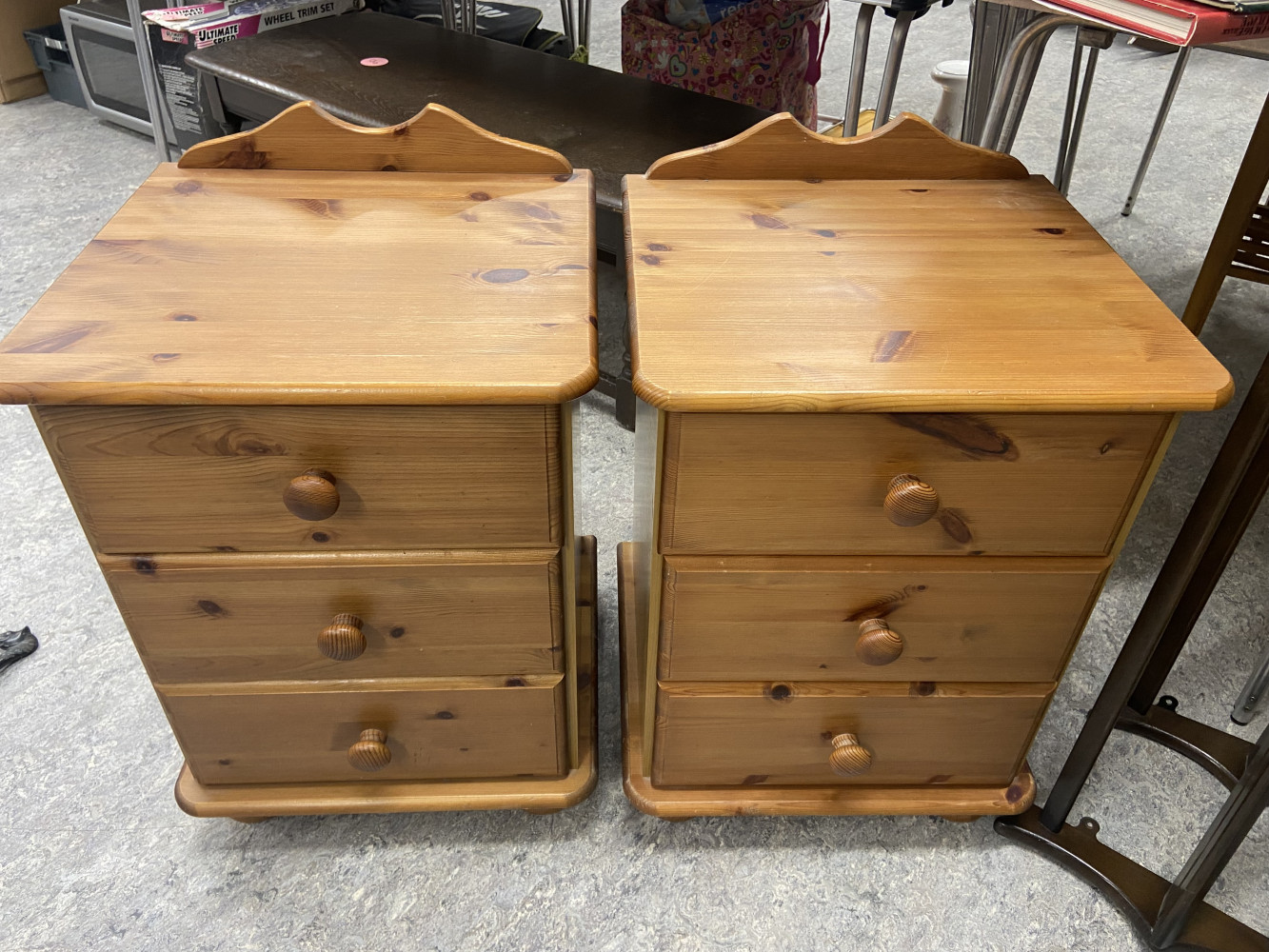 2 pine bedside tables