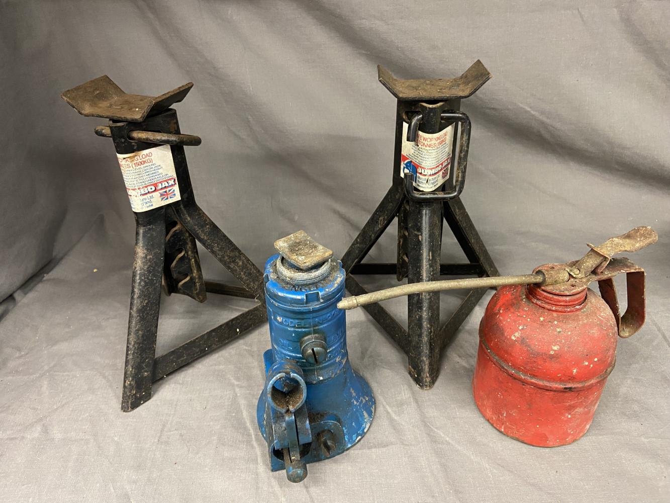 Pair of Axle stands, bottle Jack and oil can