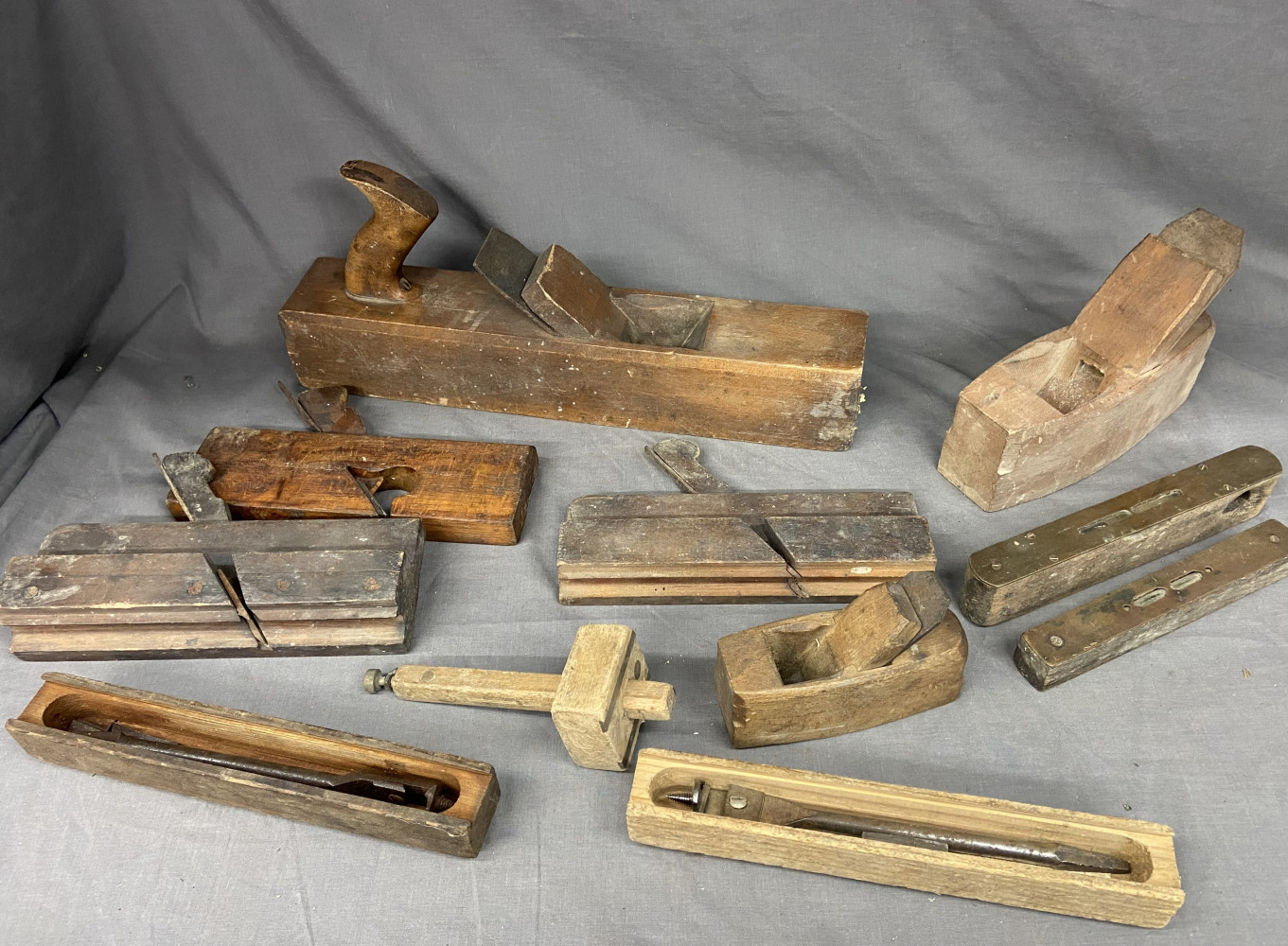 Mixed lot of wooden planes and cutters