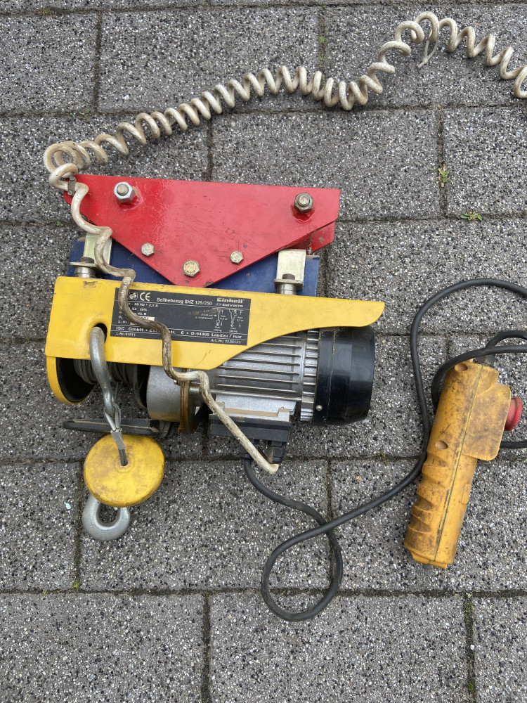 Working electric winch / hoist on roller