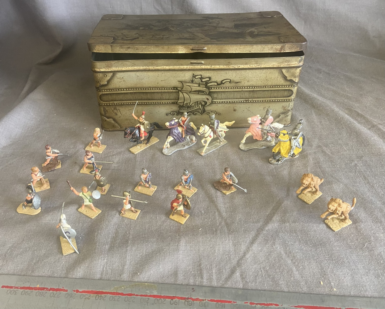 Lead soldiers and figures in vintage tin