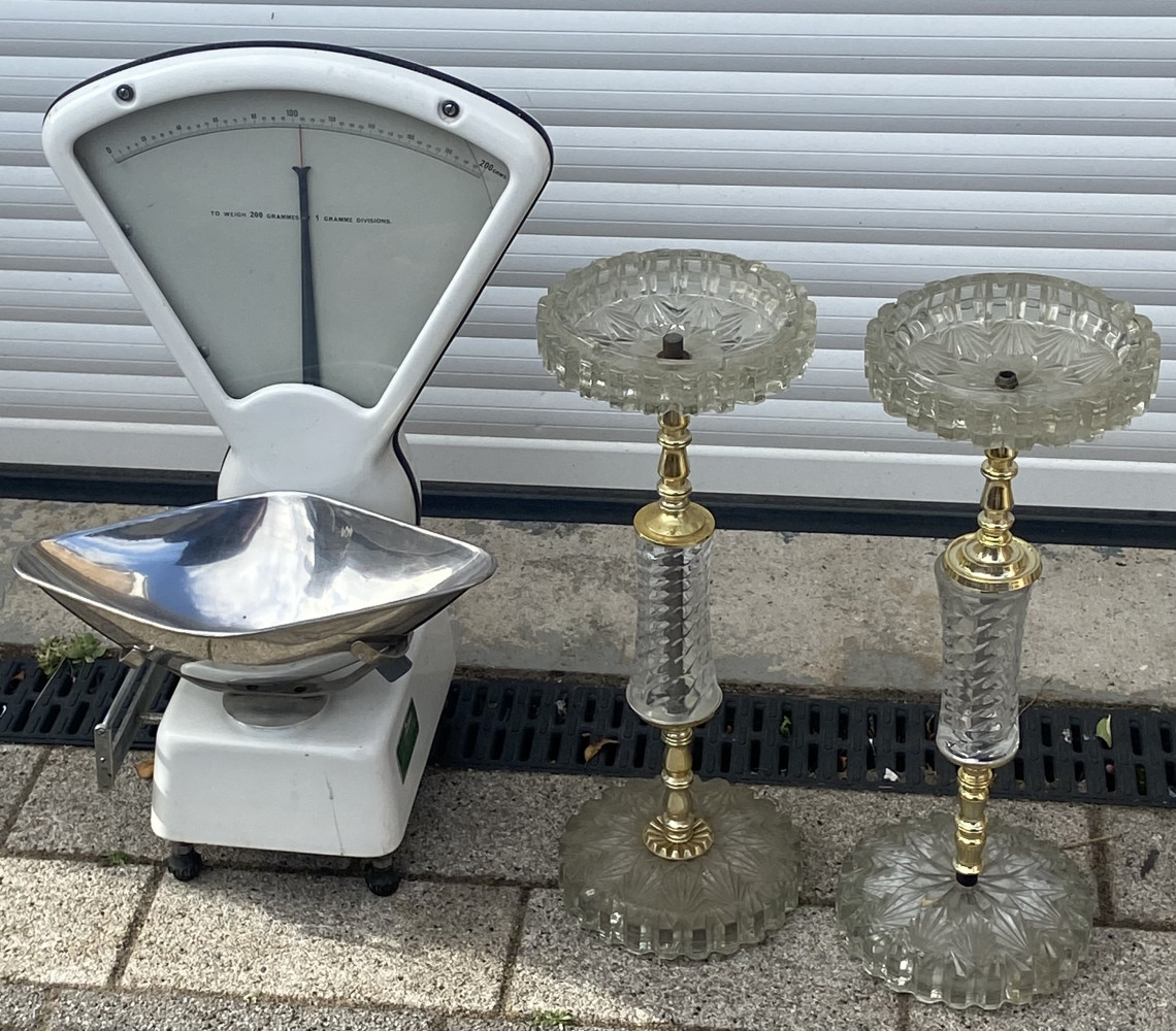 Set of vintage scales and two large ashtrays