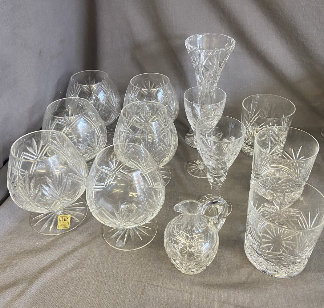 Set of crystal glasses and other crystal glasses