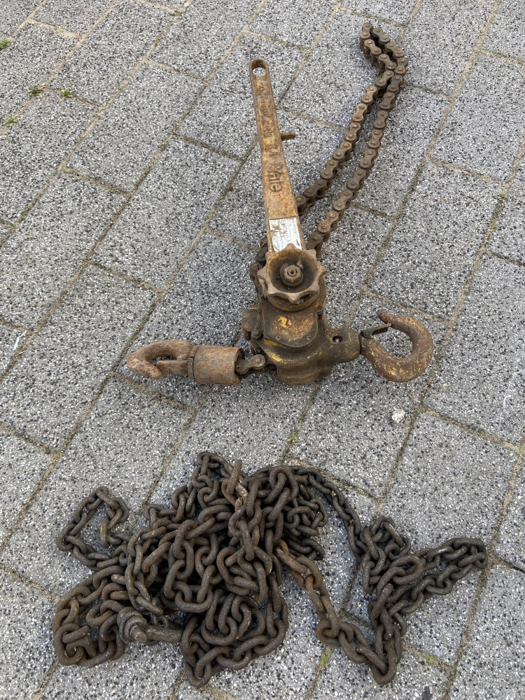 Yale 1 1/2 tonne winch and chains