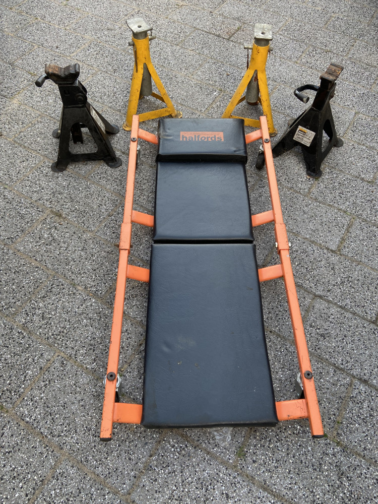Halfords car creeper and 2 sets of axle stands