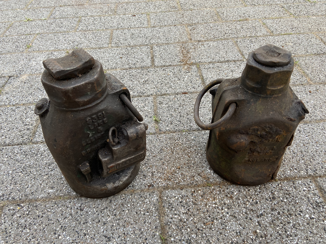 2 very large and heavy bottle jacks