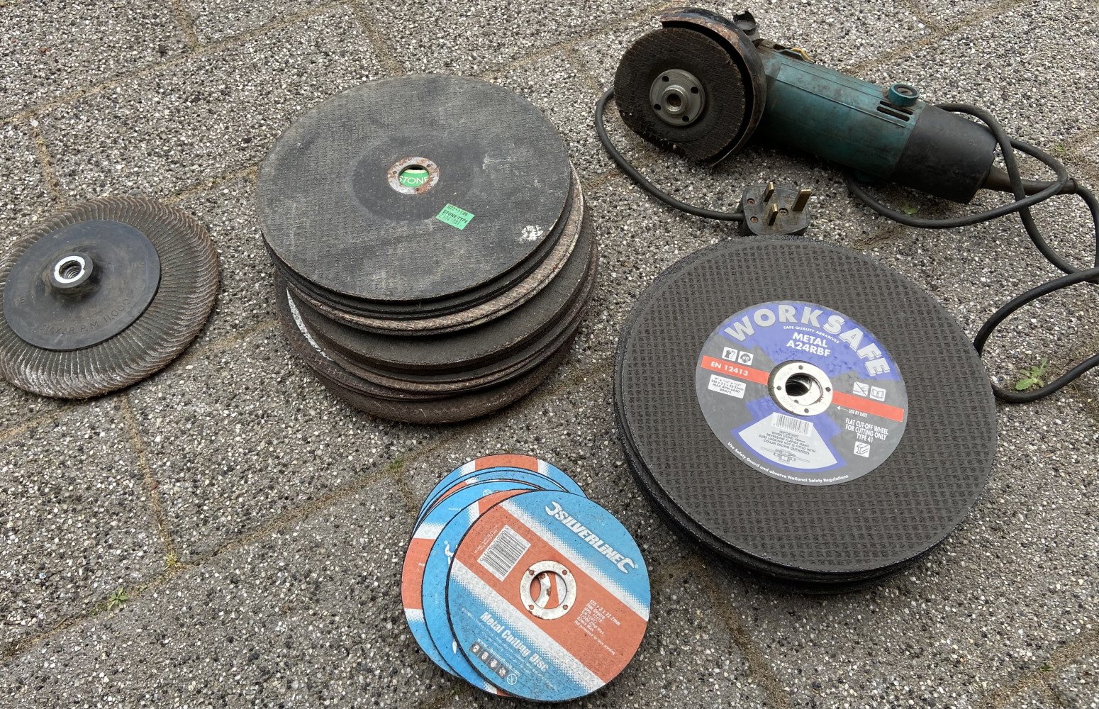 Small grinder and discs and large lot of 7 inch cutting discs