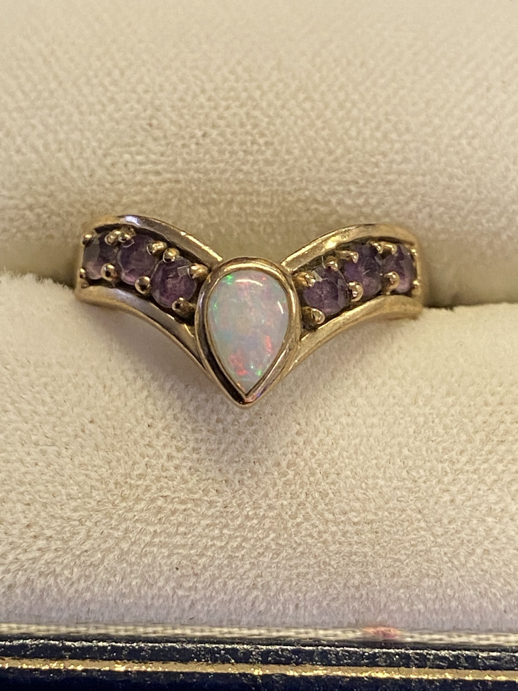 9ct gold ring with a pear-shaped opal and amethyst stones