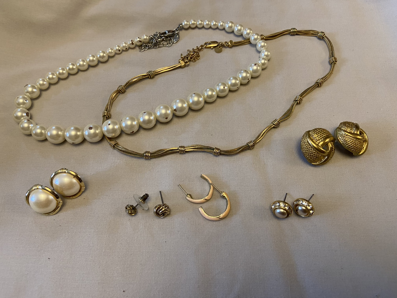 Mixed lot of jewellery, including two necklaces
