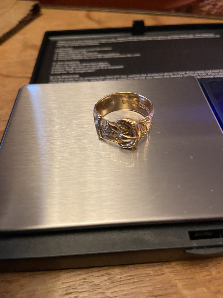 18ct Gold Buckle ring 7.1 grams