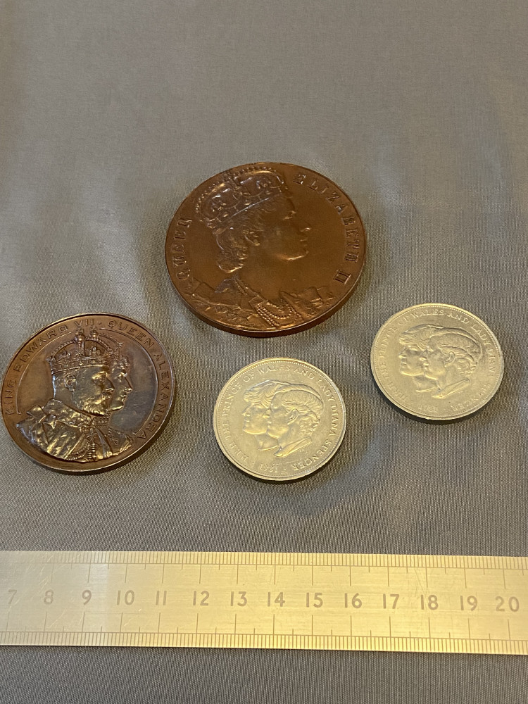 Commemorative British coins including 6.5cms dia copper one with Queen Elizabeth ll