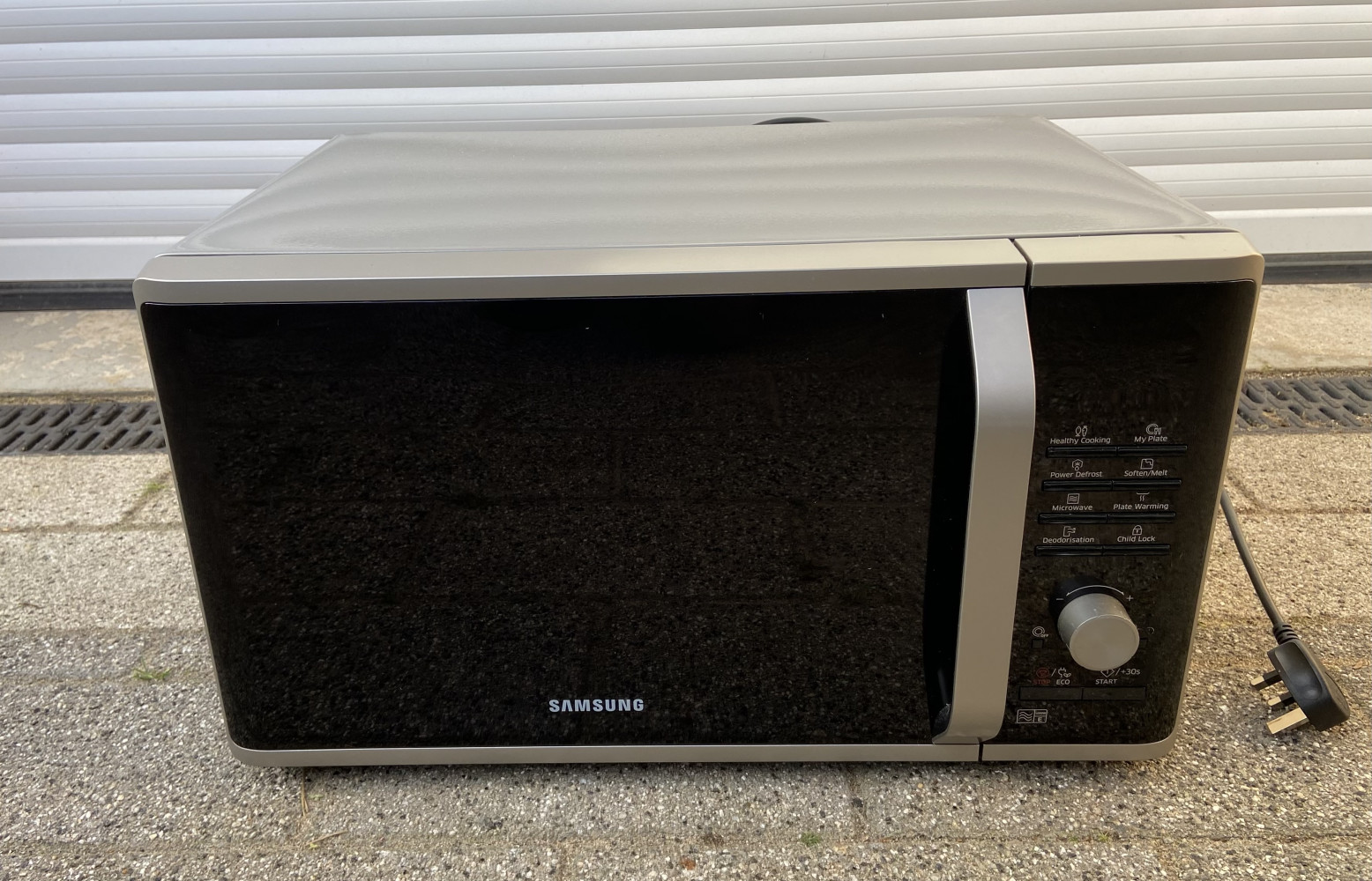 28L Samsung Silver and Black Microwave 1000w E rating, expensive to buy new