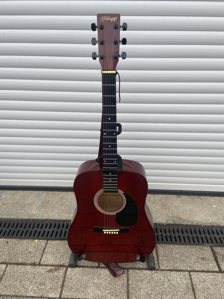 Stagg SW203TR Guitar in case