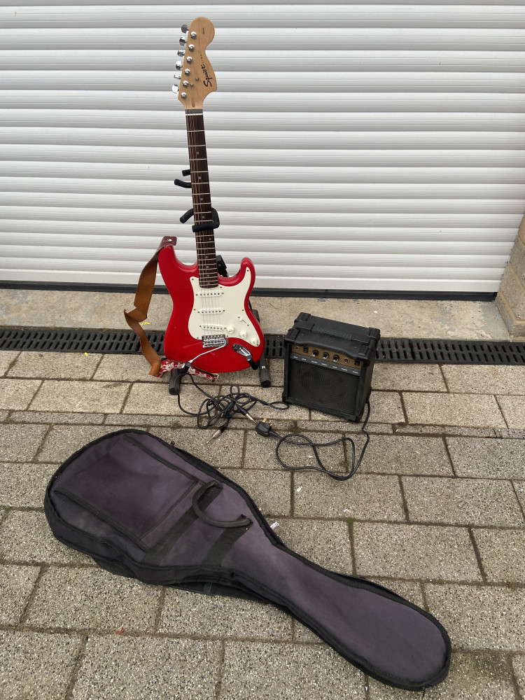 Squier Affinity Series Stratocaster electric guitar with Amp, leads, spare strings and case