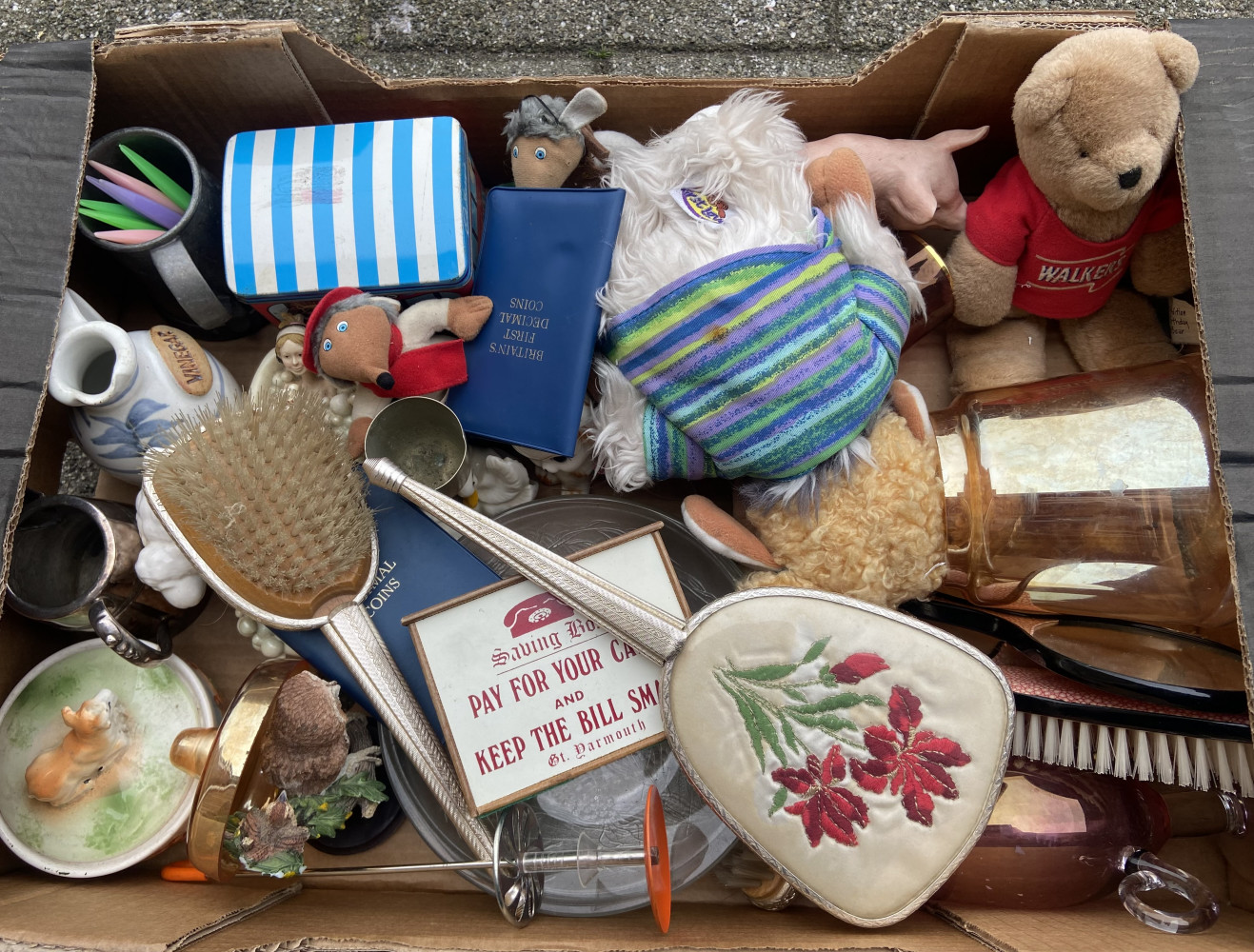 Tray of mixed household items