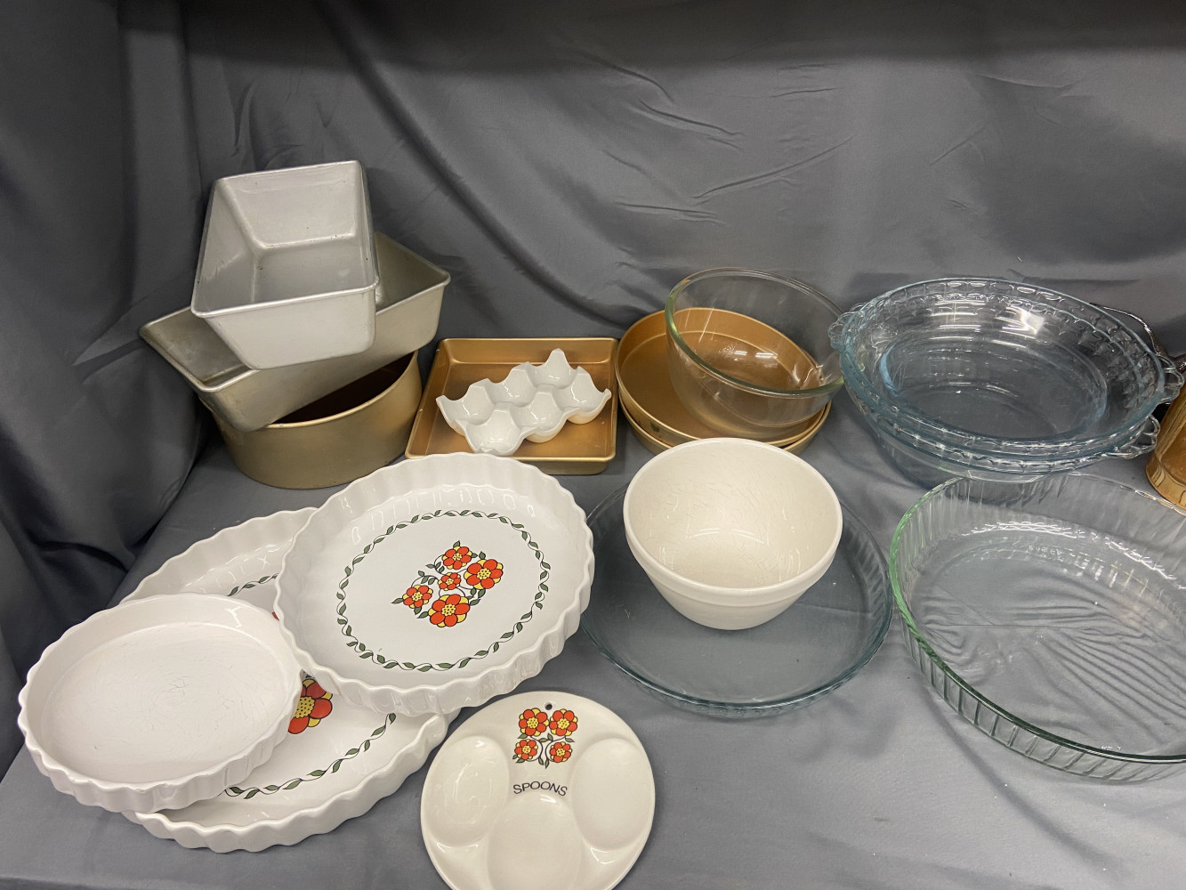 Kitchen equipment including vintage Pyrex and baking tins