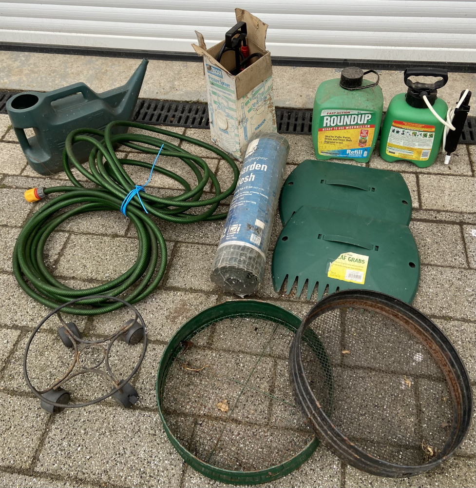 Mixed lot of garden items