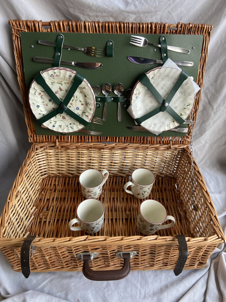 Picnic Hamper doesnt seem to have ever been used