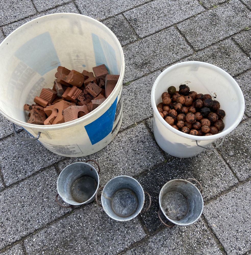 Tub of clay ball and plant pot feet and 3 small metal garden buckets