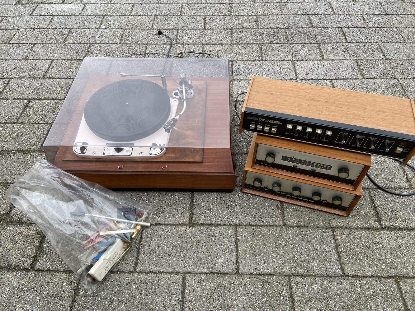 Leak, and amstrad stereo equipment and turnable