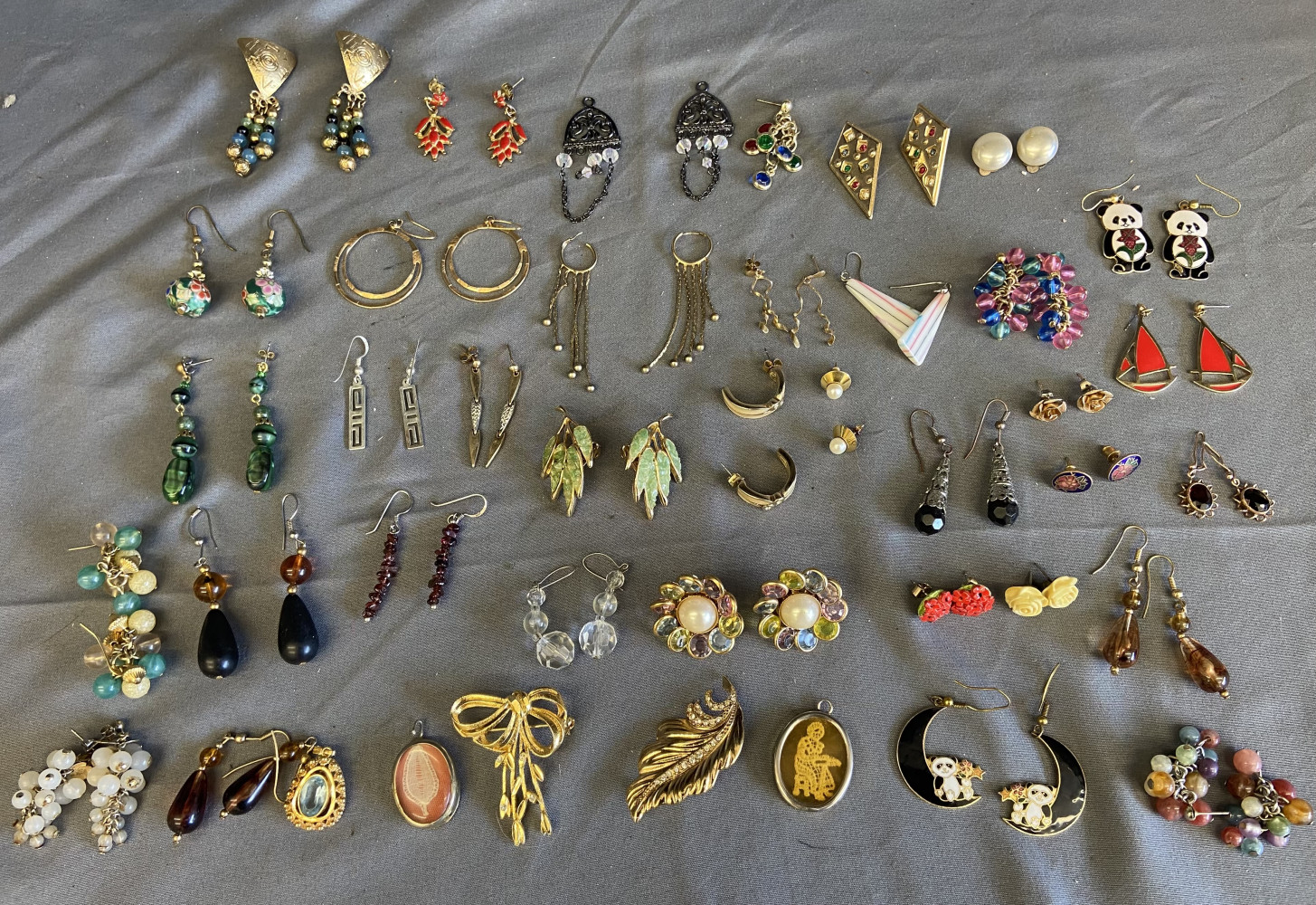 35 pairs of Earings, 2 brooches and 3 pendants