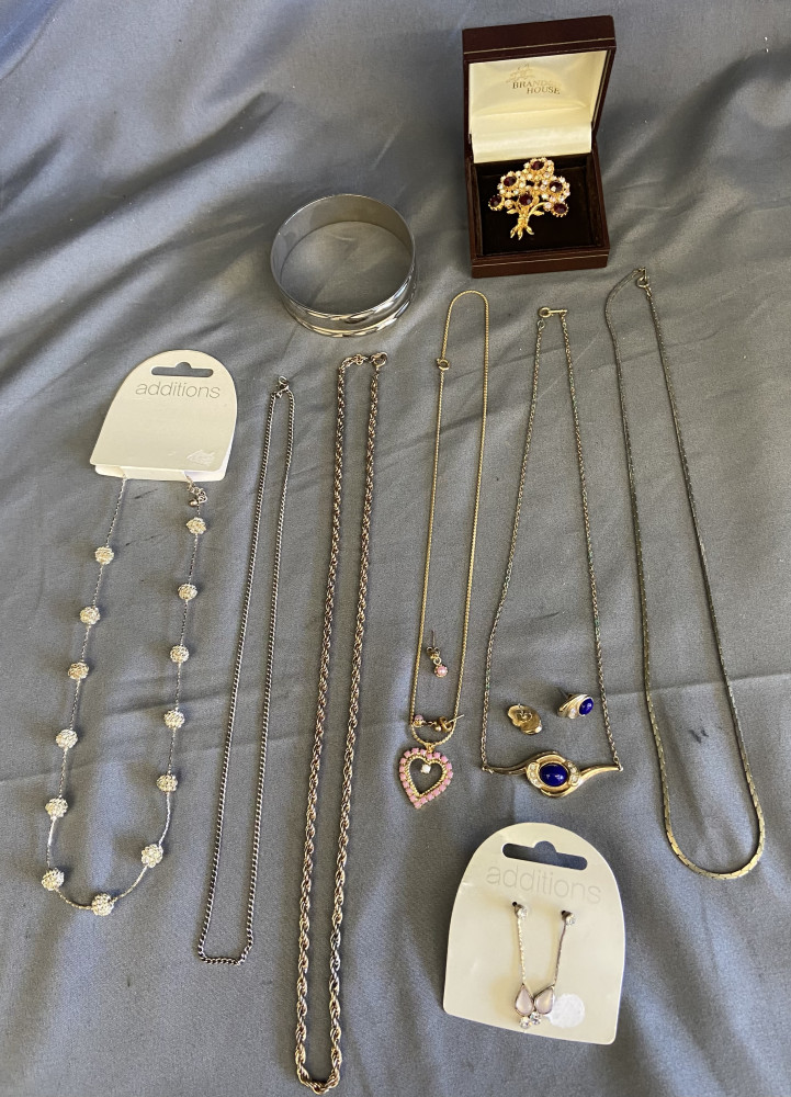 Various jewellery sets, necklaces, chains and brooch