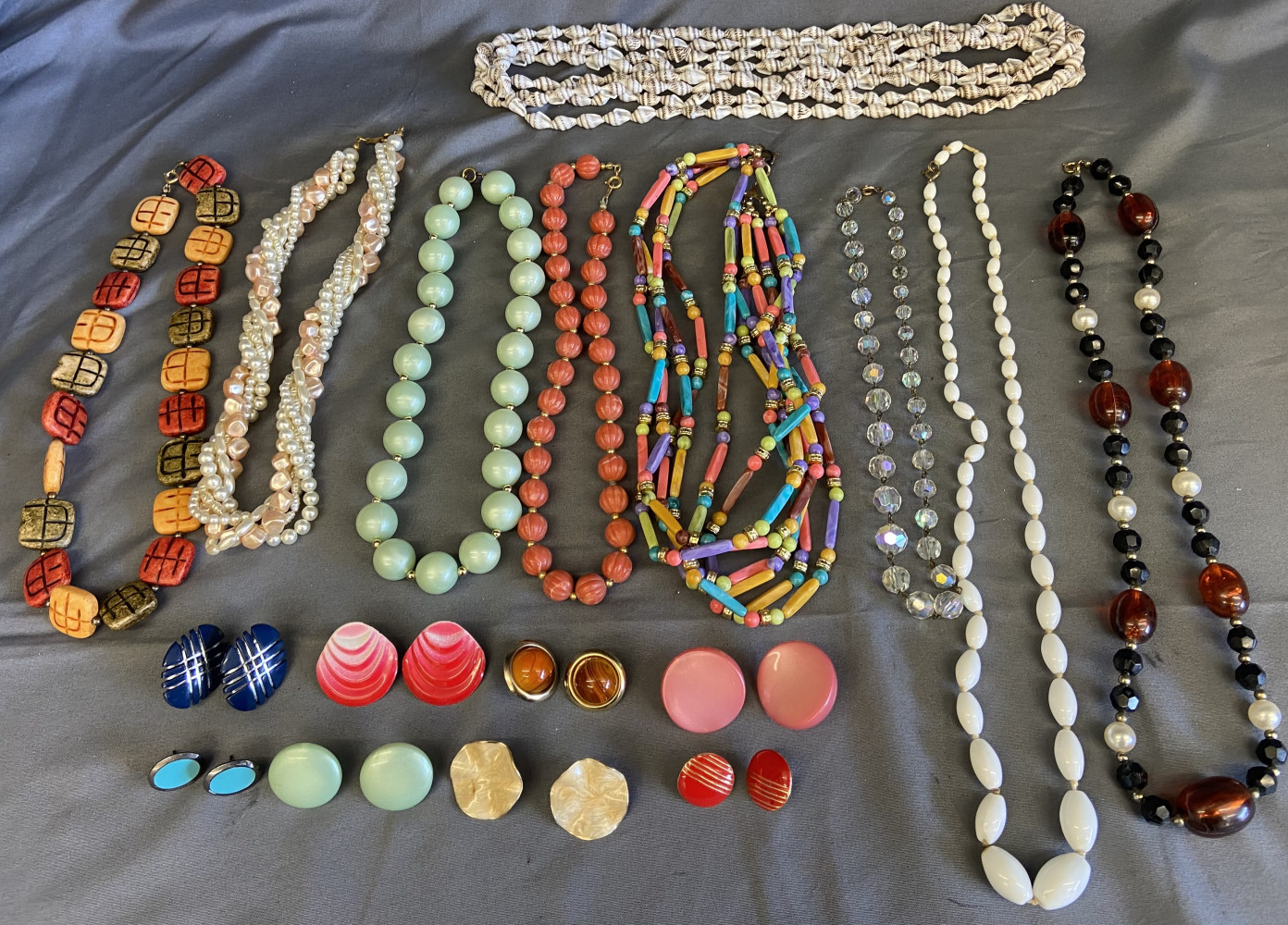 Large mixed lot of costume jewellery necklaces