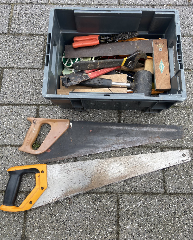 2 Saws and box of mixed tools