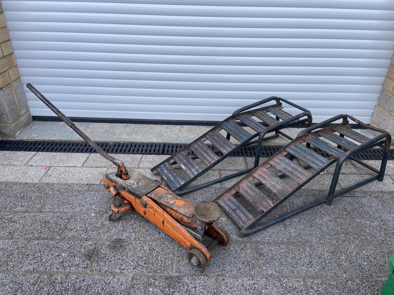 Heavy duty car ramps and car jack