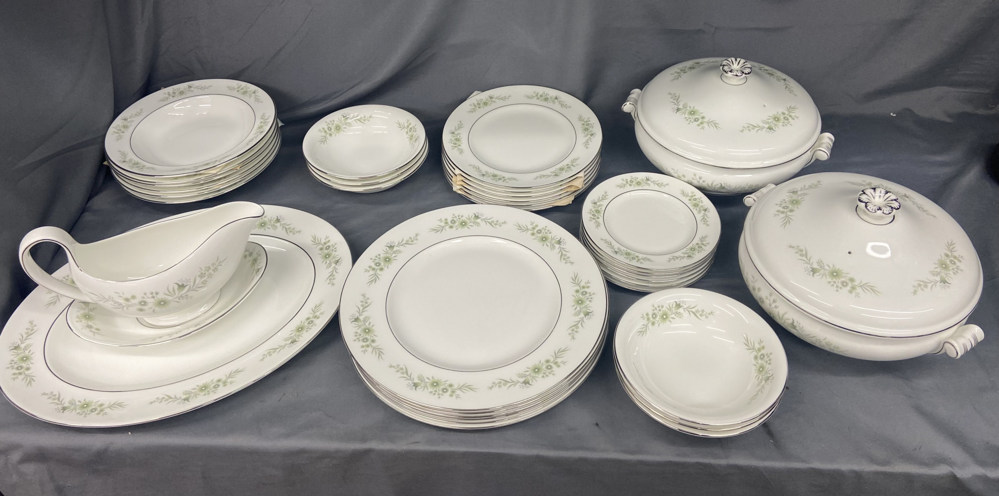 Large 6 piece Wedgwood Westbury Pattern Dinner Service great condition