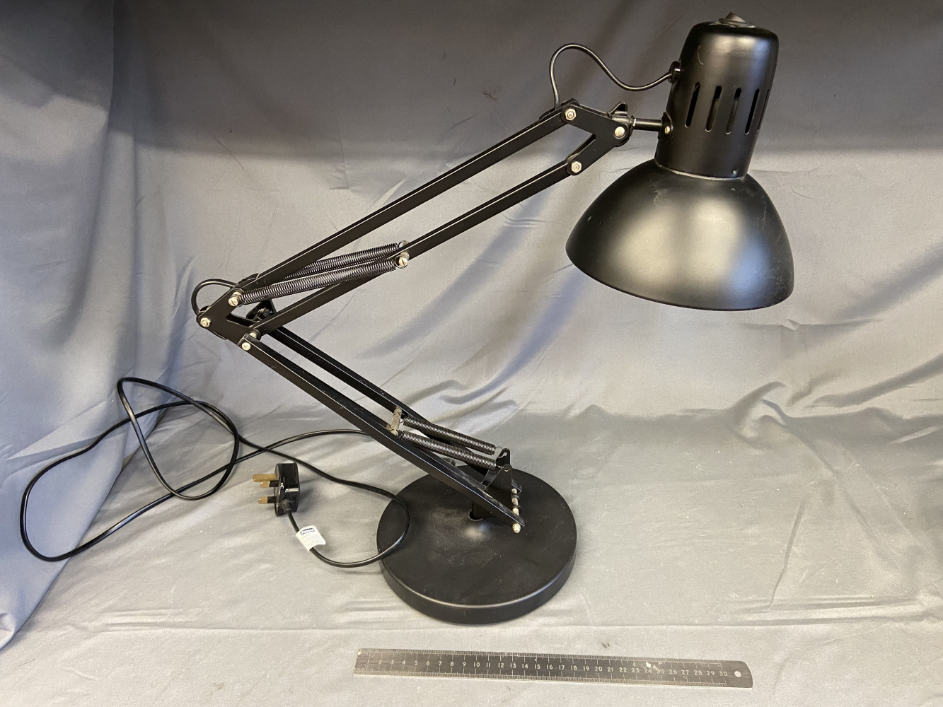 Large angle poised lamp