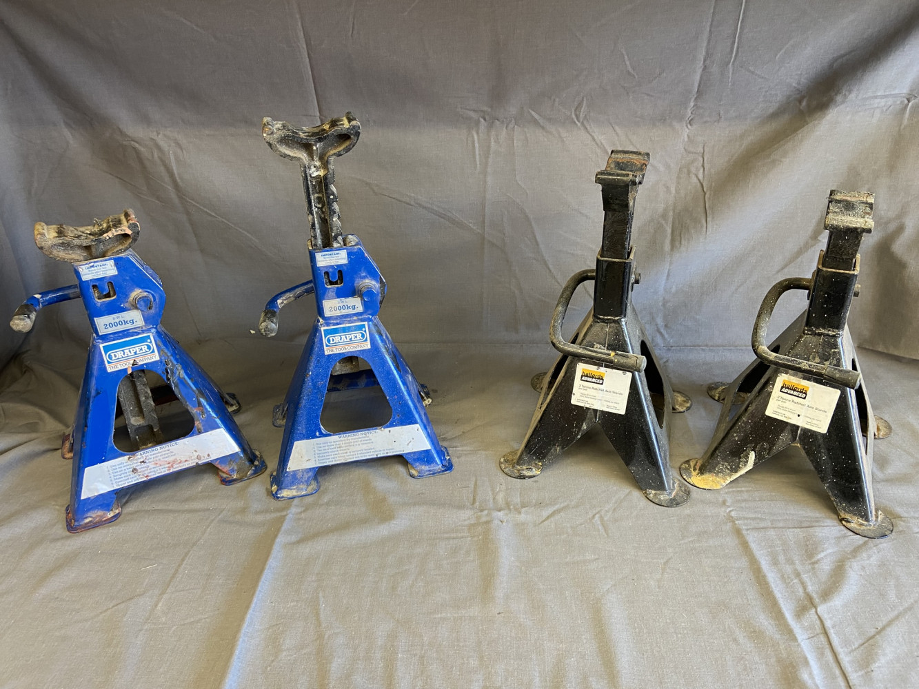 2 sets of heavy duty axle stands 