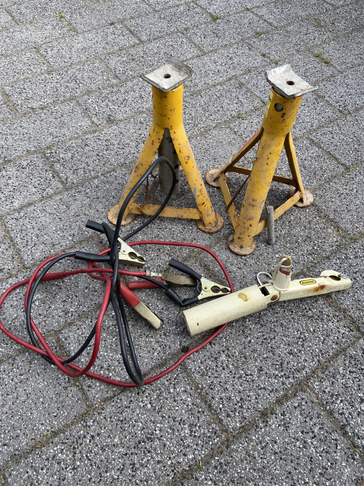Car Axle stands, jump leads and security lock